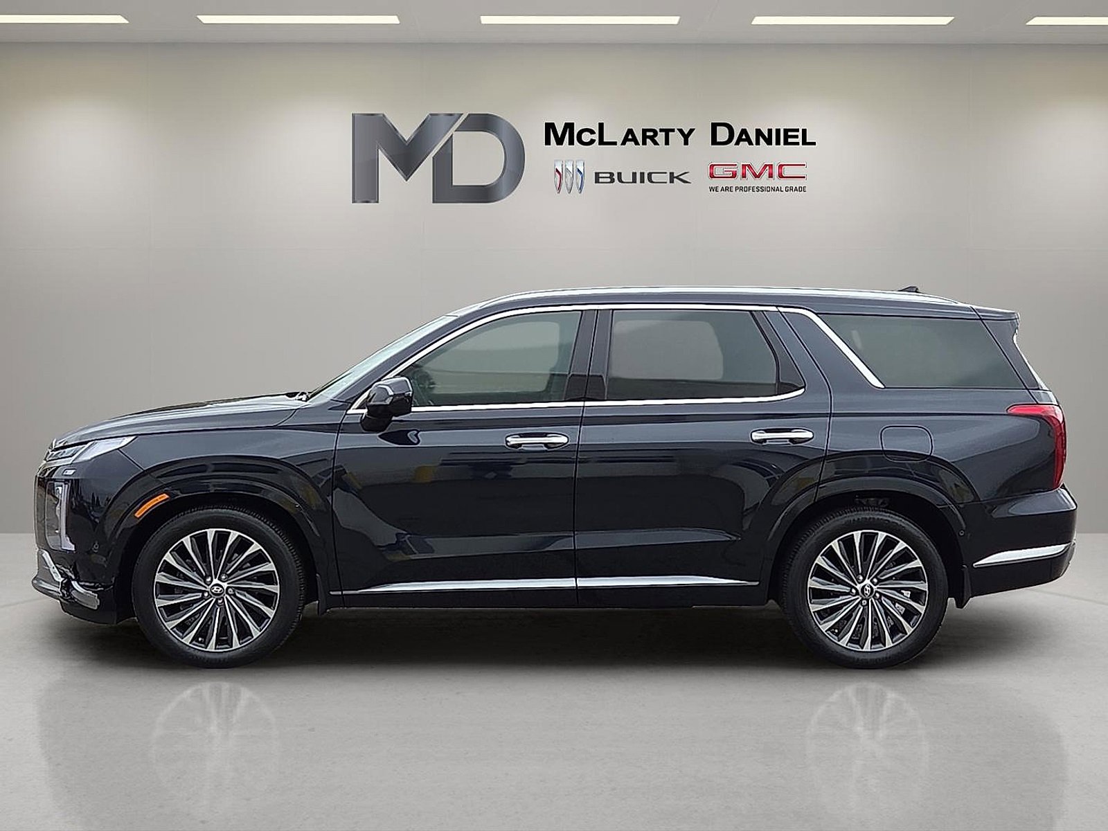 Used 2024 Hyundai Palisade Calligraphy image 3