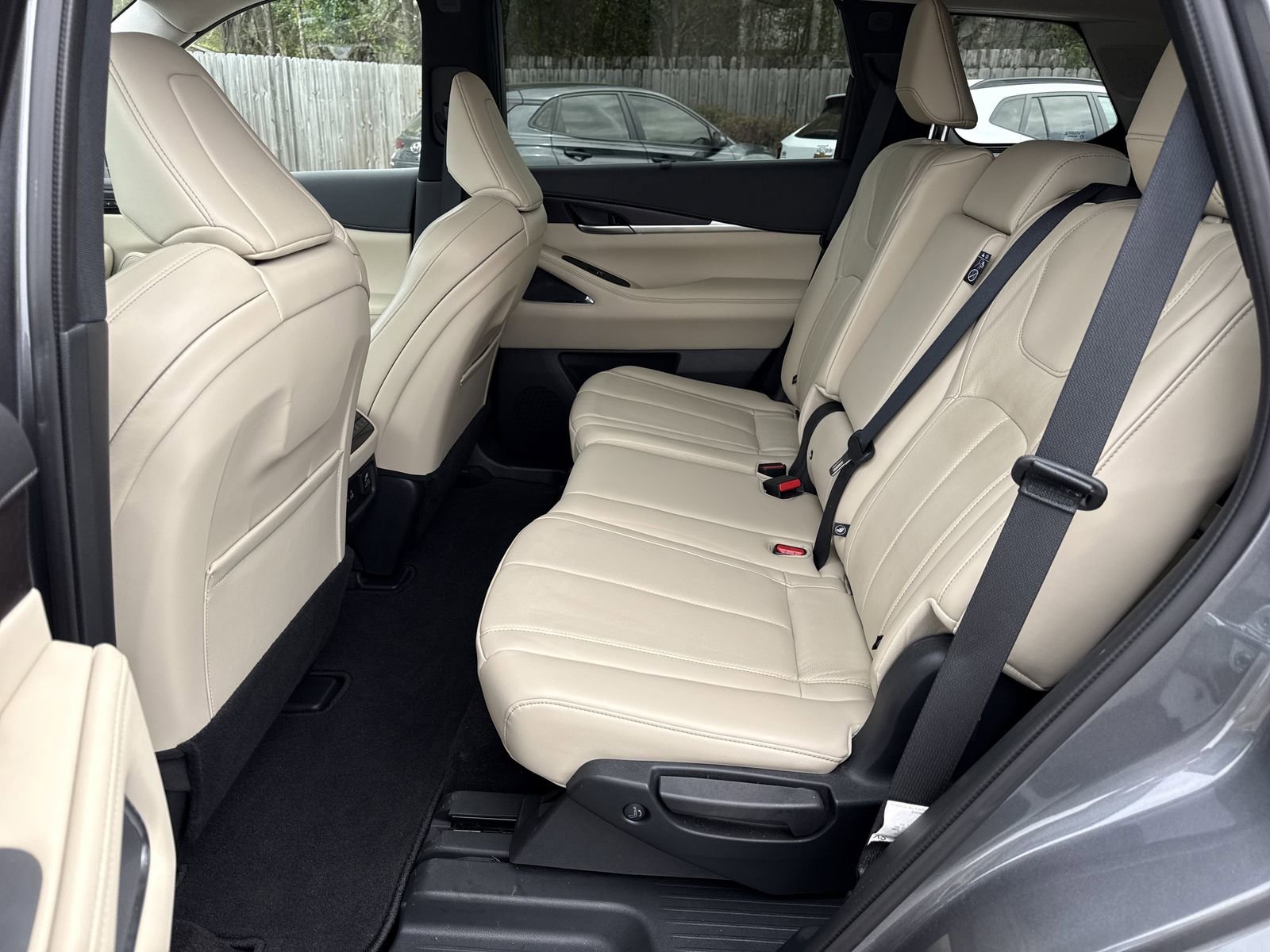 Used 2025 INFINITI QX60 Sensory image 10