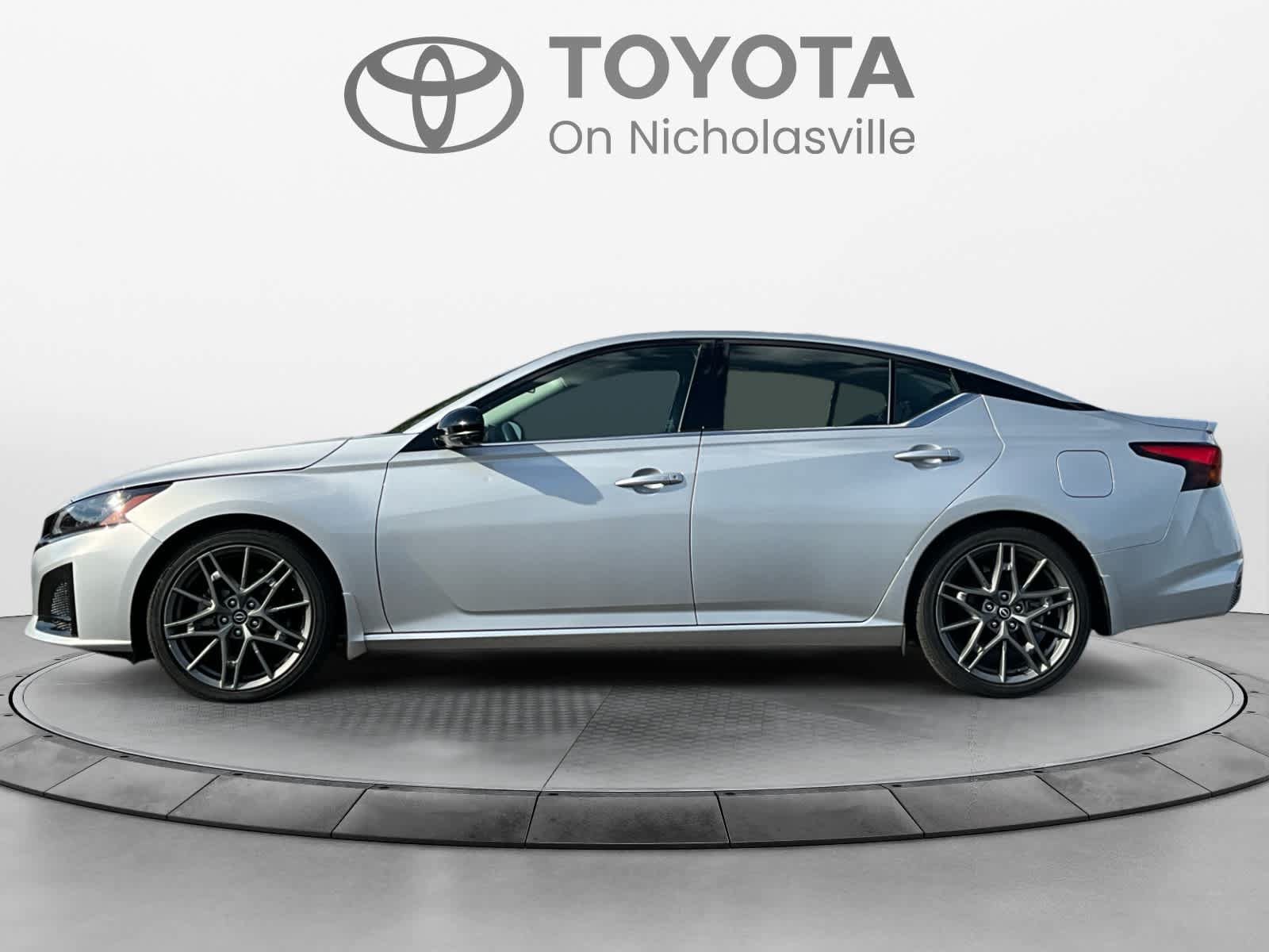 Used 2023 Nissan Altima 2.0 SR FWD image 2