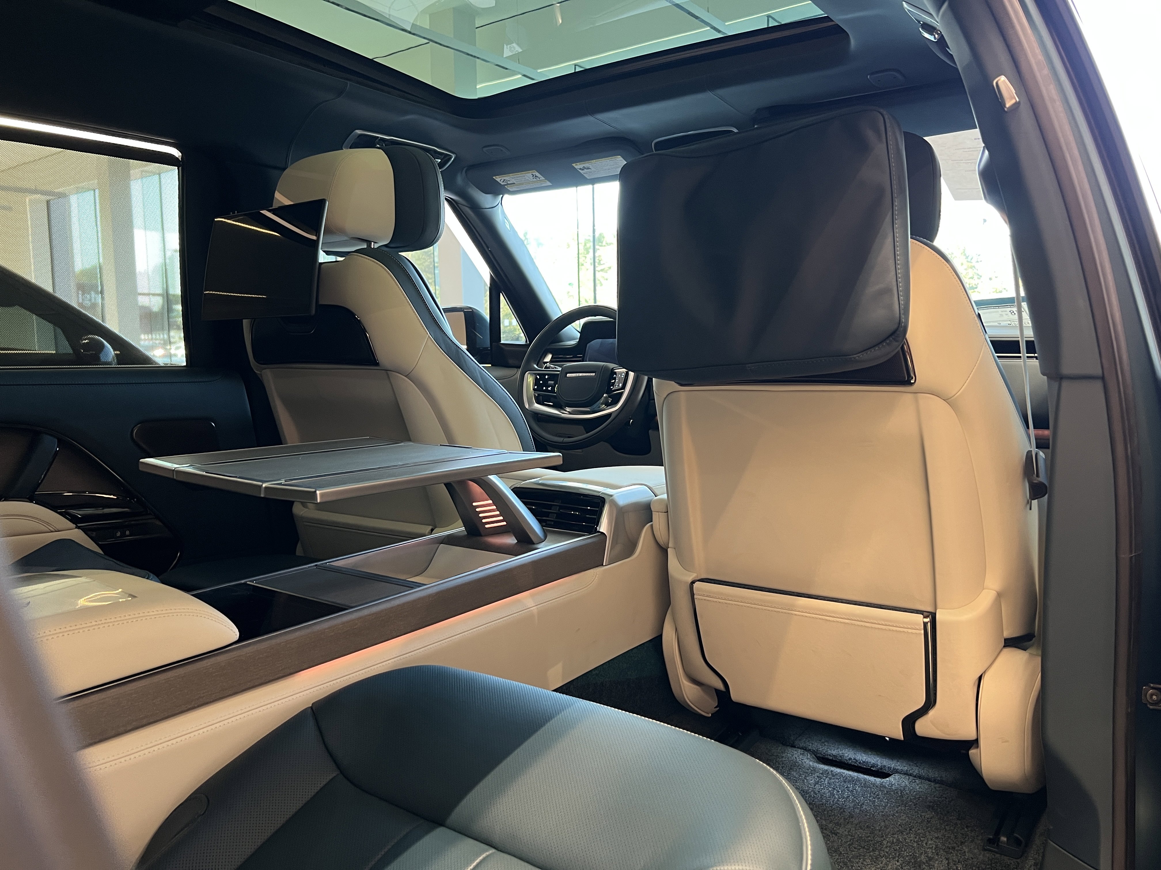 New 2025 Land Rover Range Rover SV AWD/4WD image 13
