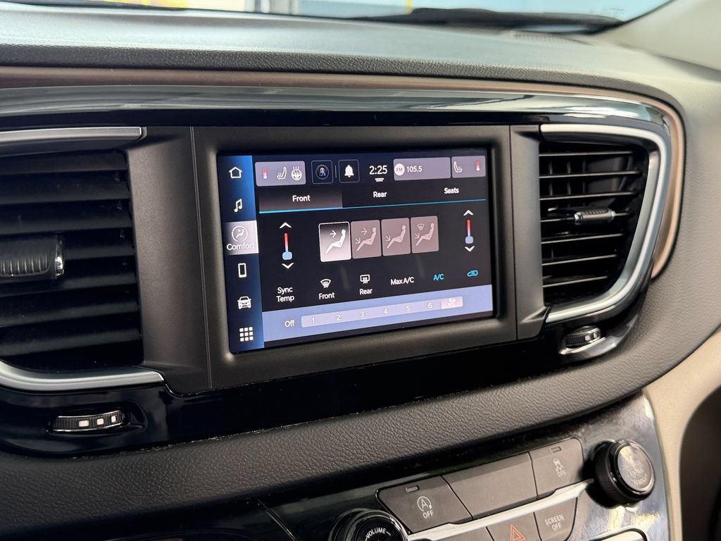 Used 2023 Chrysler Voyager LX FWD image 17