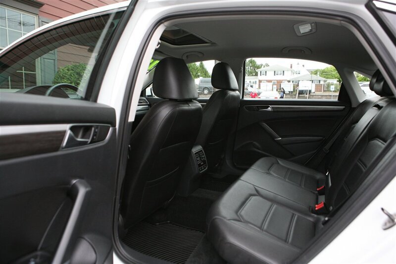 Used 2017 Volkswagen Passat 1.8T SE FWD image 14