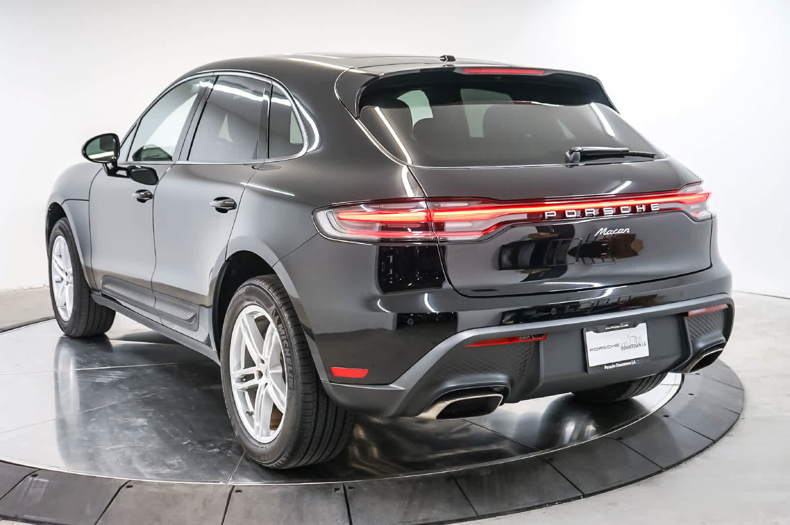 Certified 2026 Porsche Macan AWD/4WD image 3