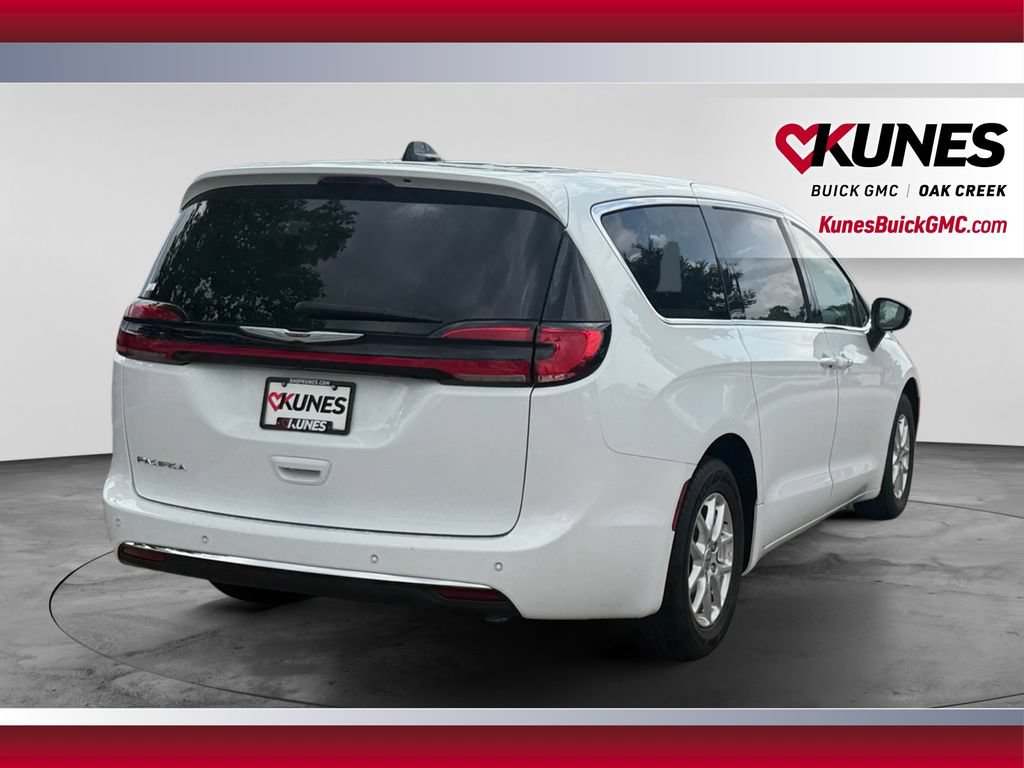 Used 2024 Chrysler Pacifica Touring-L FWD image 10