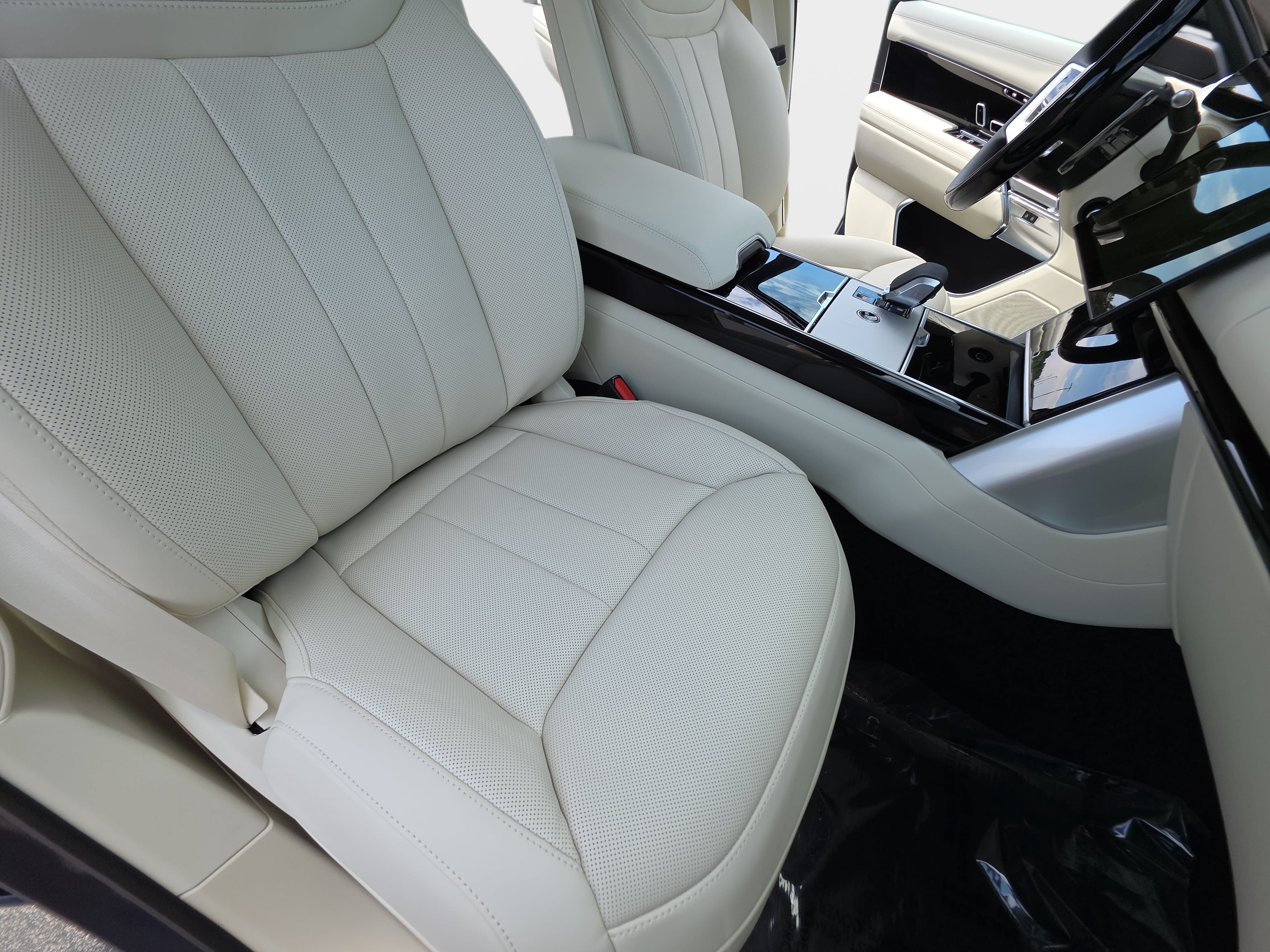 New 2026 Land Rover Range Rover Long Wheelbase SE AWD/4WD image 10