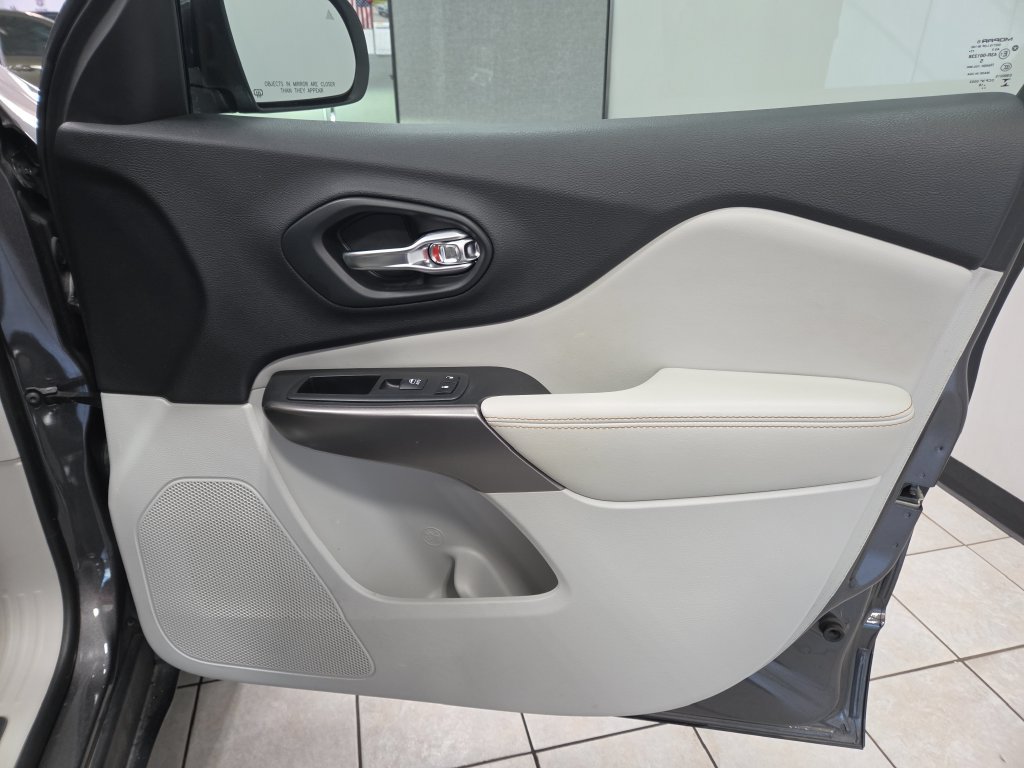 Used 2019 Jeep Cherokee Limited FWD image 21