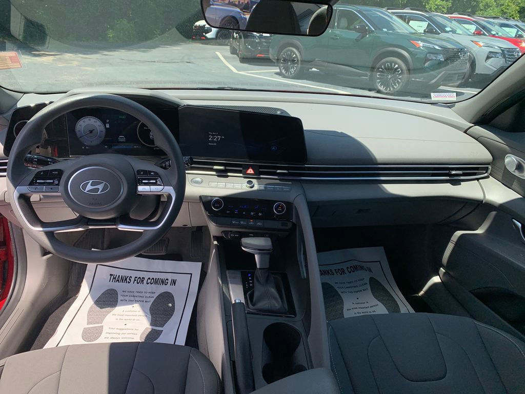 Used 2024 Hyundai Elantra SEL FWD image 12