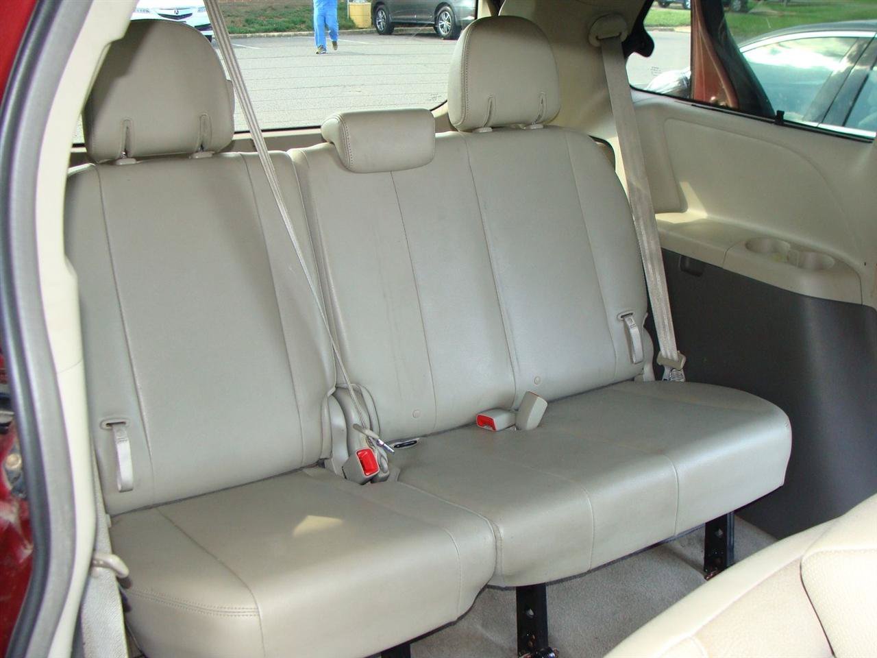 Used 2014 Toyota Sienna XLE FWD image 12