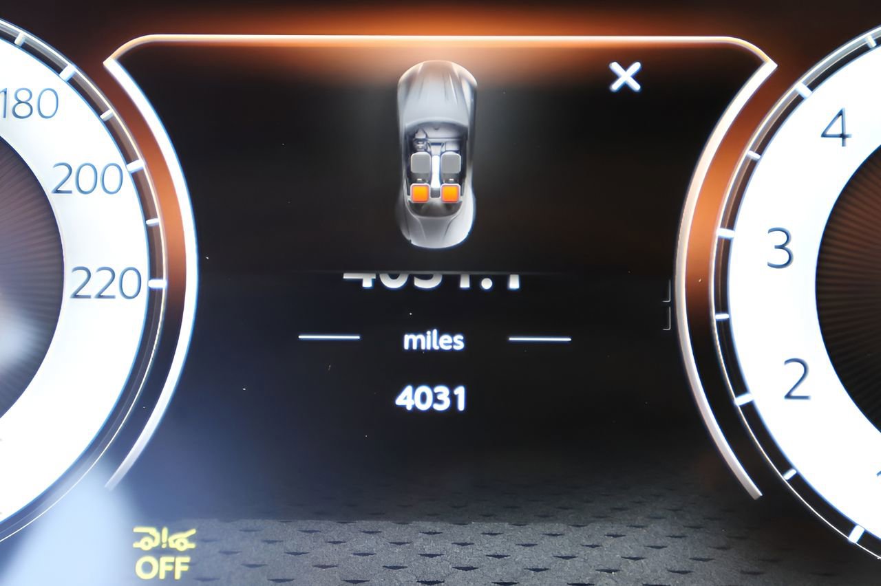 Used 2024 Aston Martin DB12 Convertible image 25