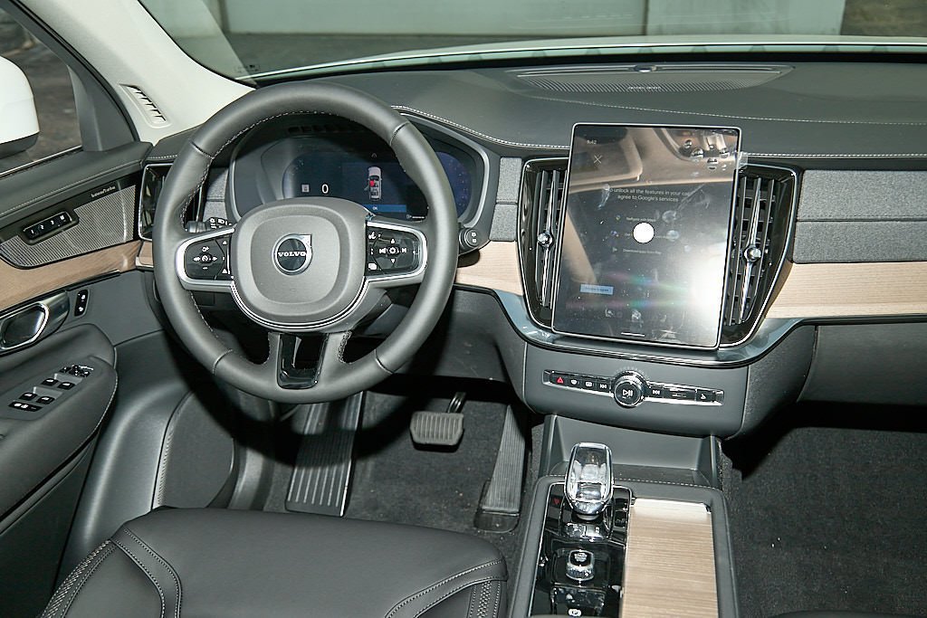 New 2026 Volvo XC90 B6 Plus w/ Protection Package AWD/4WD image 25