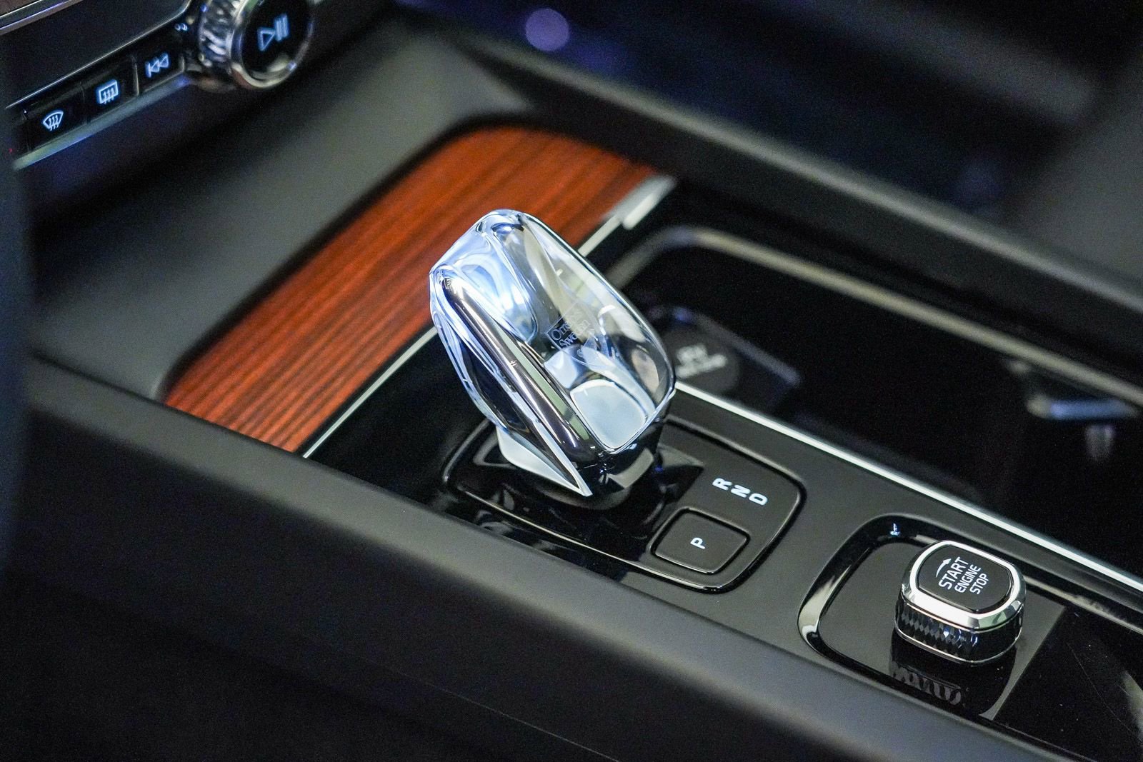 Certified 2023 Volvo XC60 T8 Ultimate w/ Protection Package Premier AWD/4WD image 21