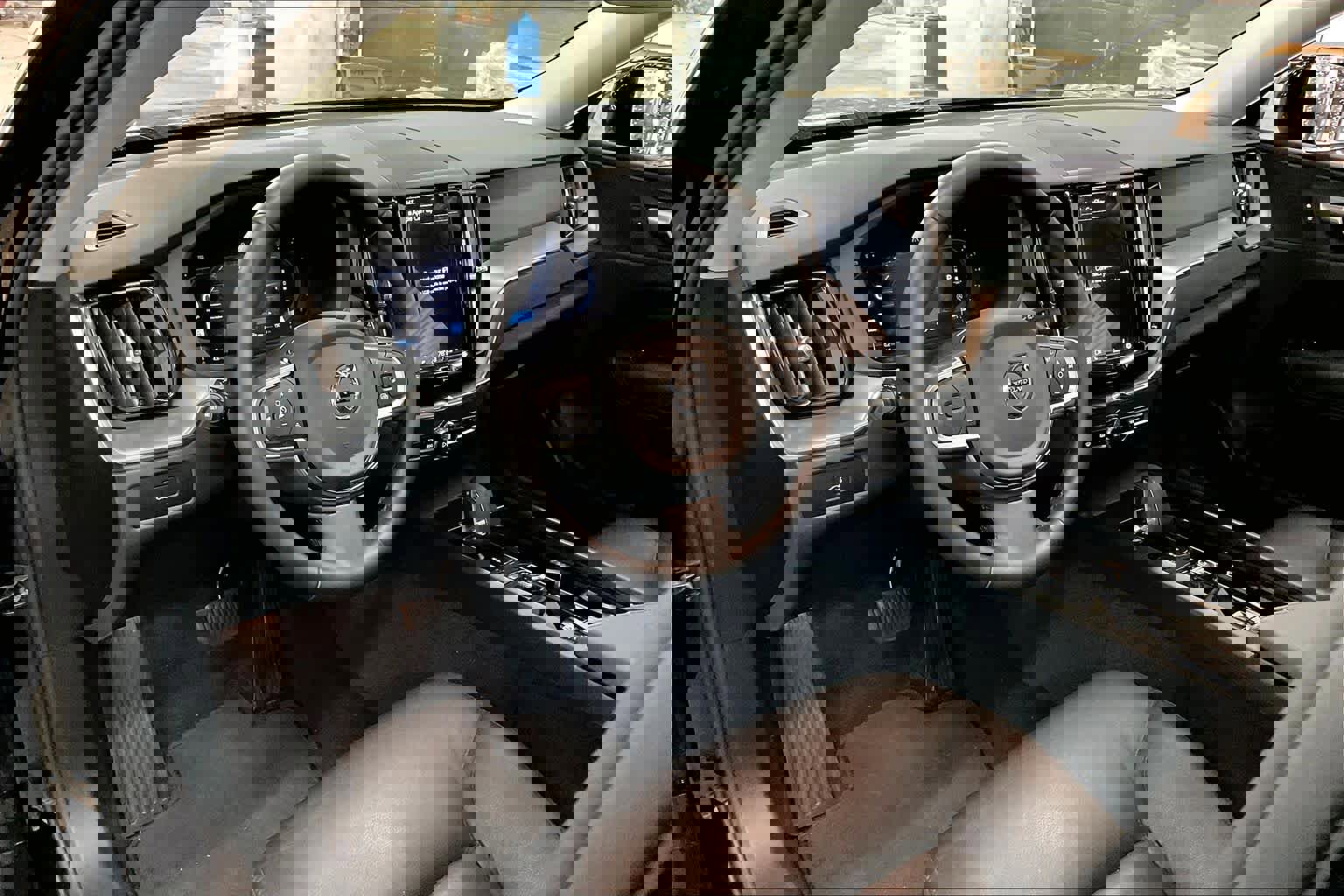 Used 2025 Volvo XC60 B5 Core w/ Protection Package Premier image 16