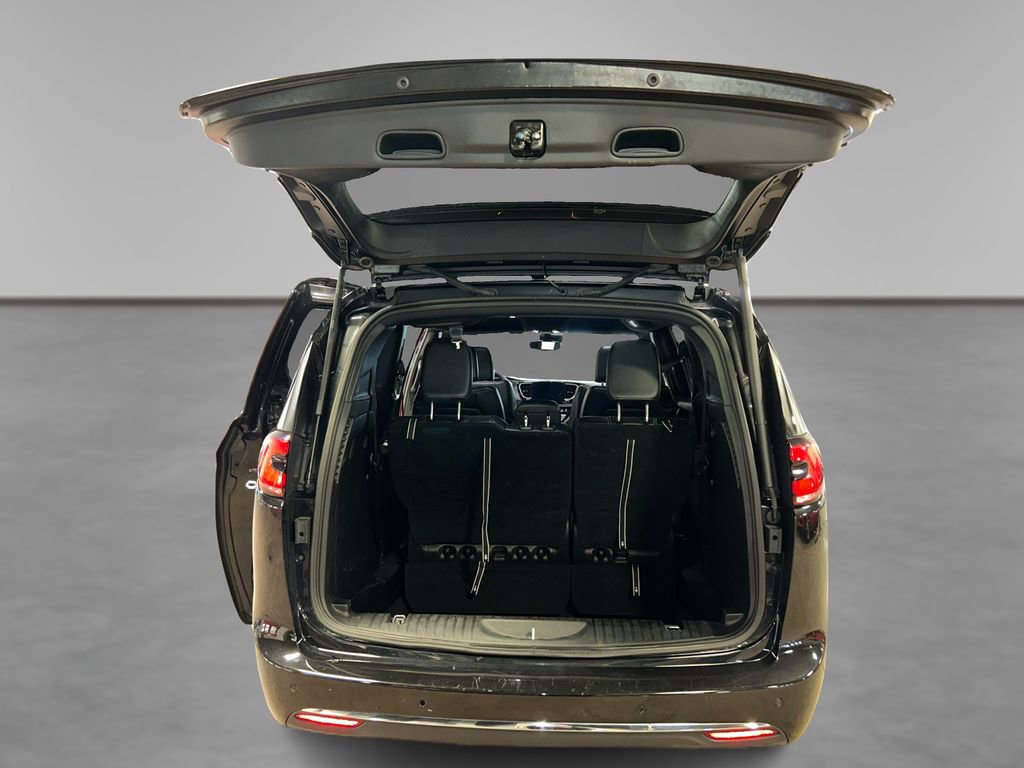 Used 2025 Chrysler Pacifica Select image 11