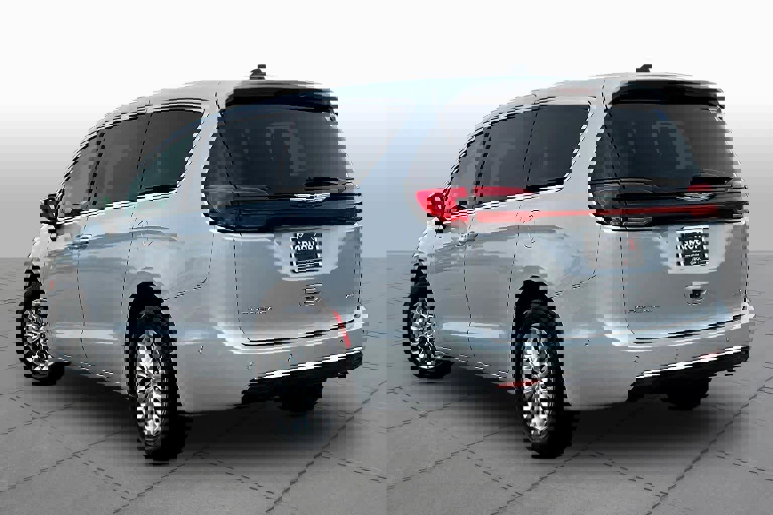 Used 2023 Chrysler Pacifica Touring-L image 12