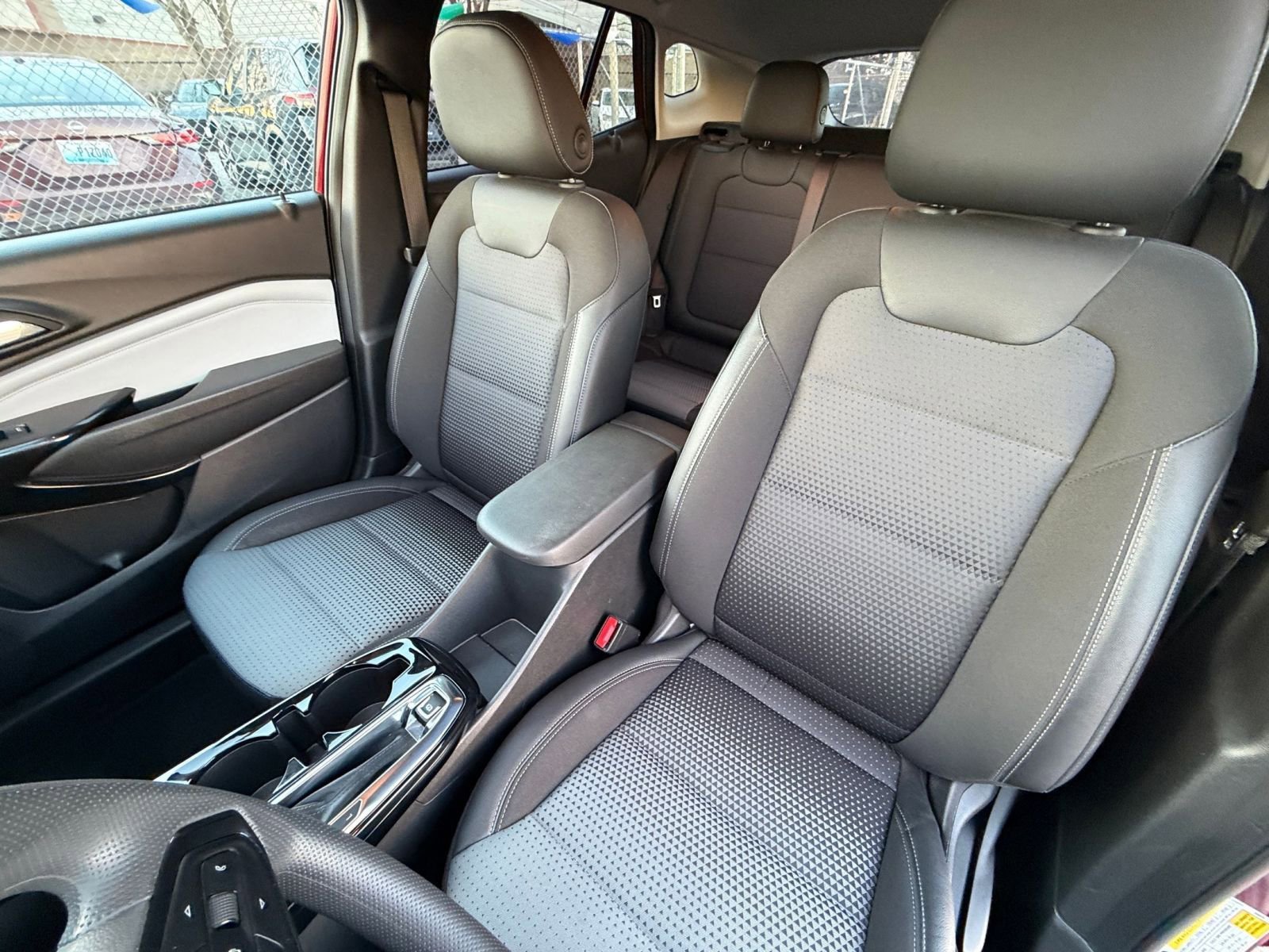 Used 2025 Chevrolet Trax LT image 34