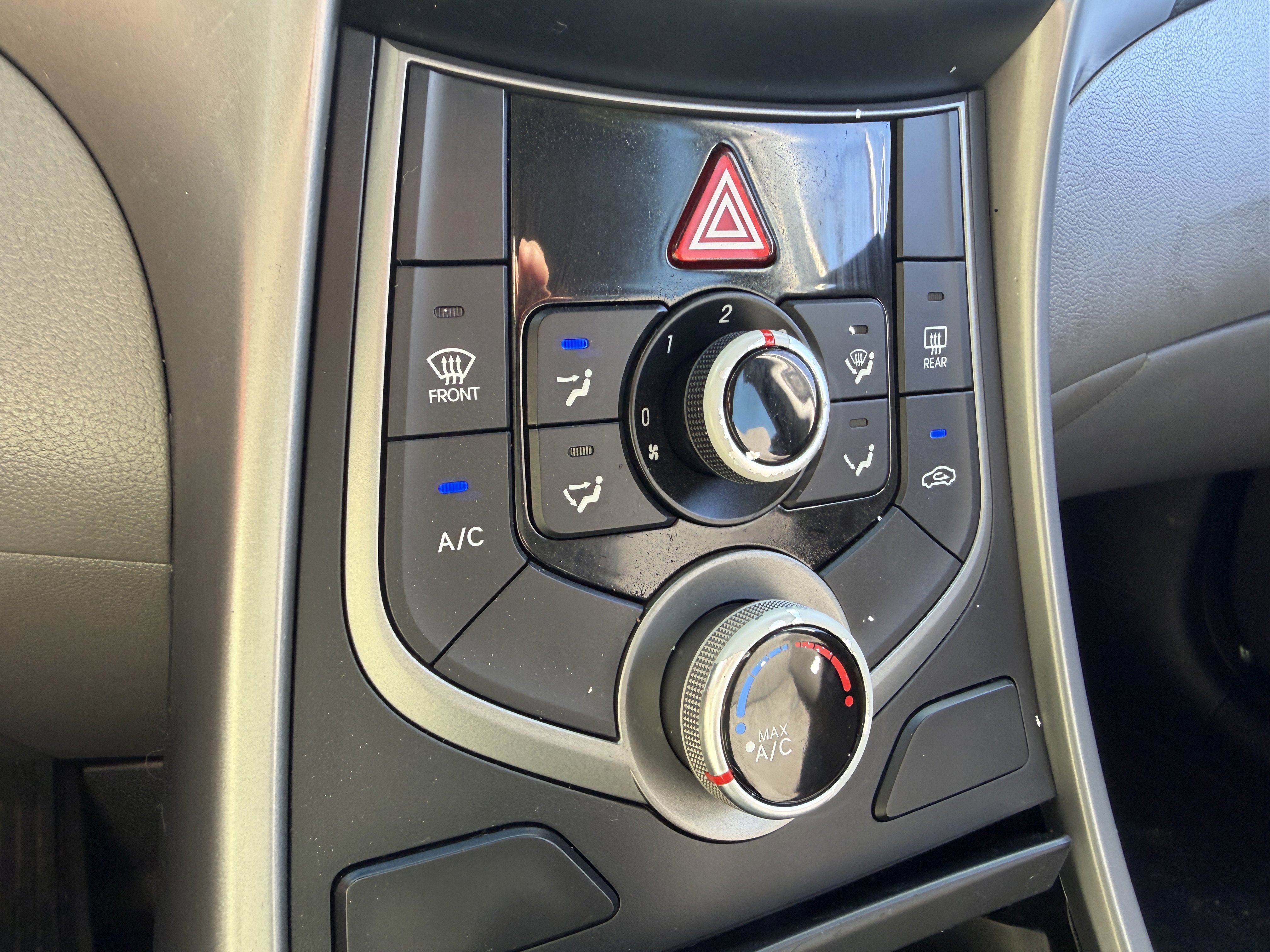 Used 2015 Hyundai Elantra SE image 32