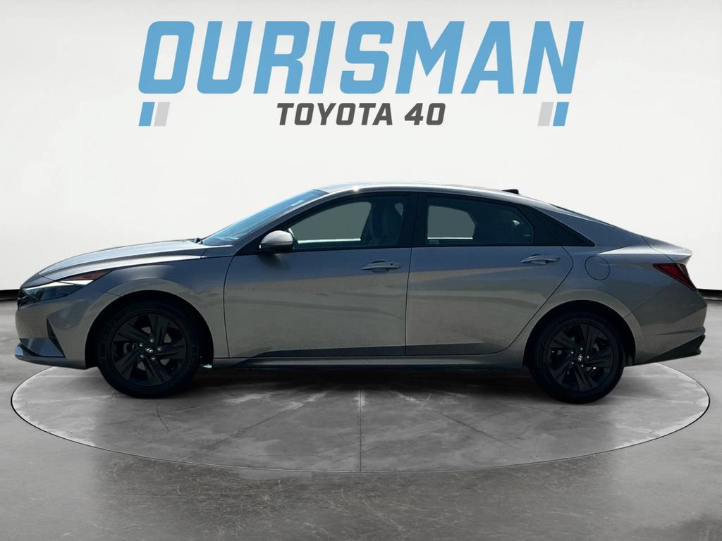 Used 2023 Hyundai Elantra SEL w/ Preferred Accessory Package FWD image 4