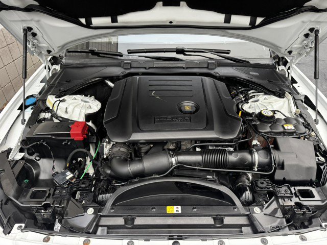 Used 2017 Jaguar XF image 5