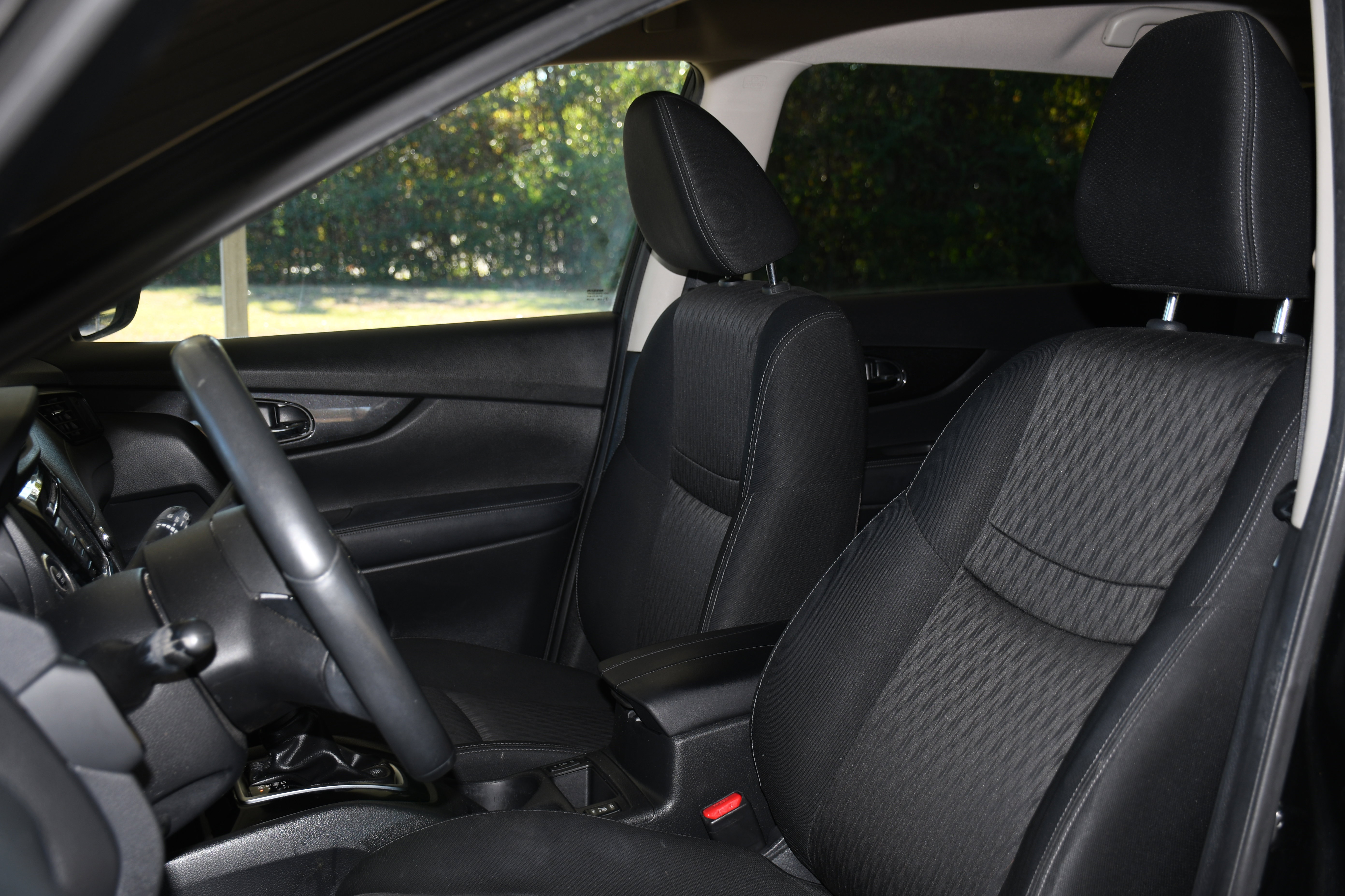 Used 2018 Nissan Rogue SV w/ Premium Package image 12