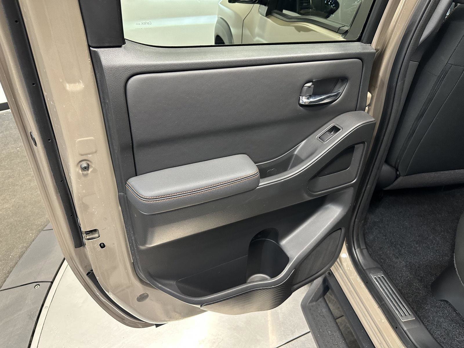 Used 2023 Nissan Frontier PRO-4X w/ Pro Convenience Package AWD/4WD image 26