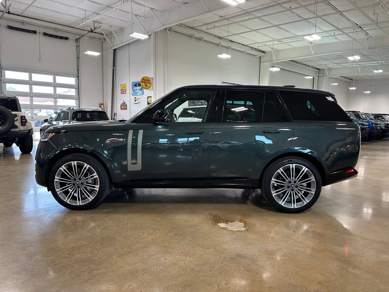 Used 2025 Land Rover Range Rover SE AWD/4WD image 5