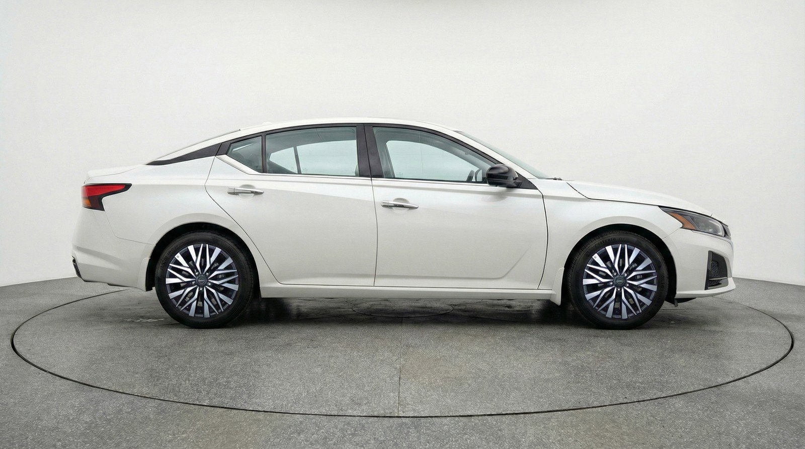 Used 2025 Nissan Altima 2.5 SV image 11