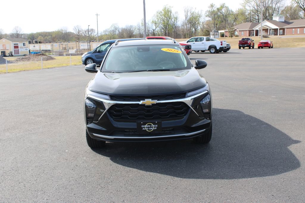 Used 2025 Chevrolet Trax LT image 3