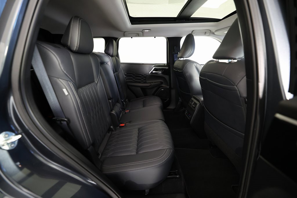 Used 2025 Mitsubishi Outlander SEL image 11