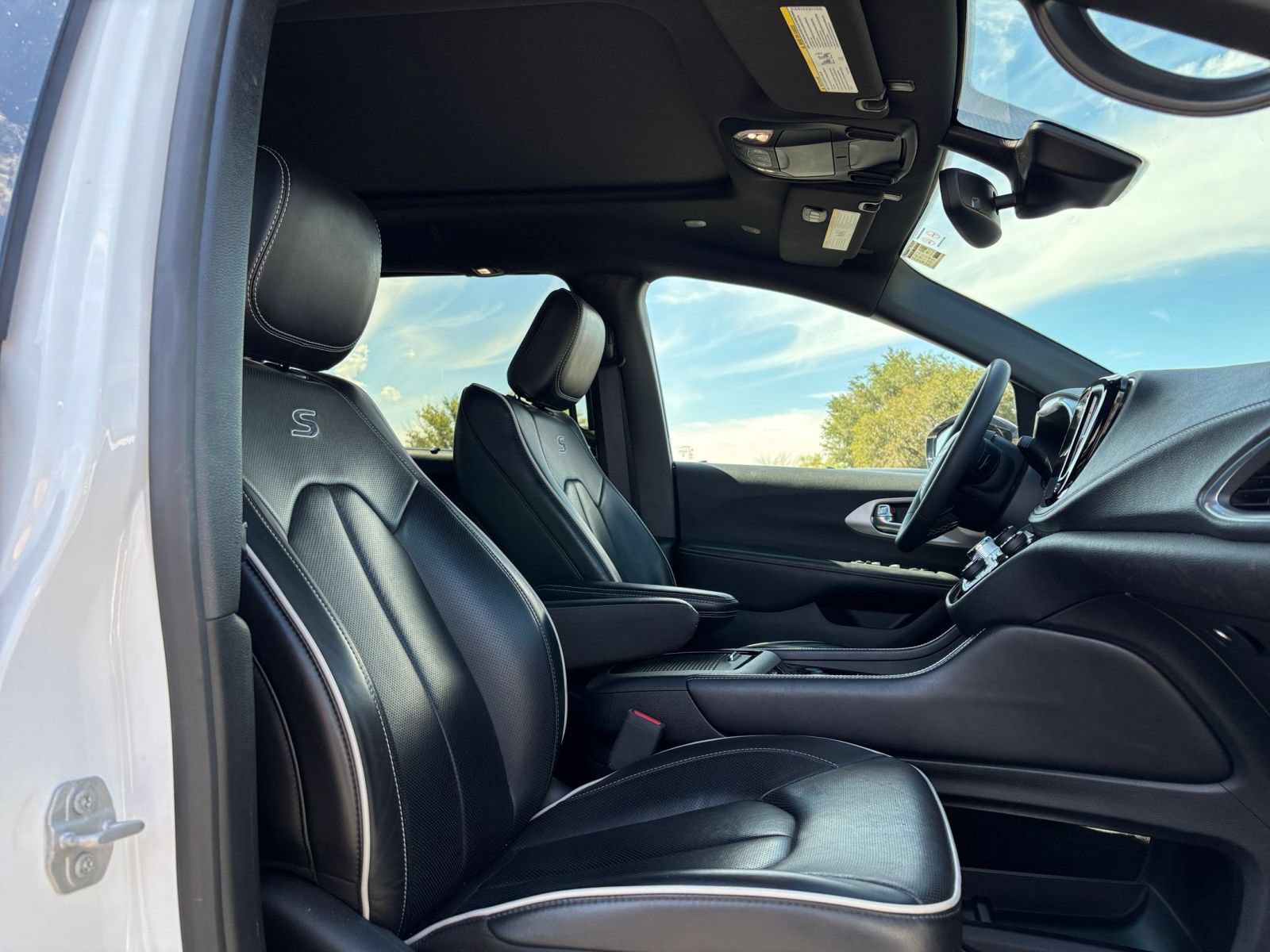 Used 2025 Chrysler Pacifica Limited FWD image 39