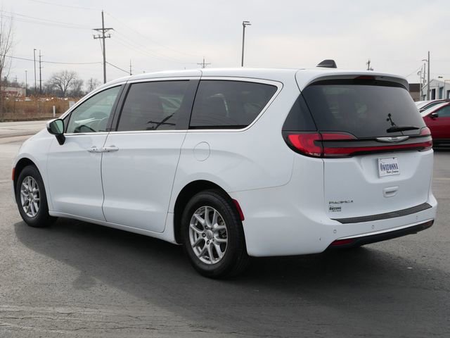 Used 2023 Chrysler Pacifica Touring-L image 3