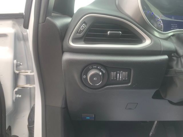 Used 2025 Chrysler Pacifica Select FWD image 13