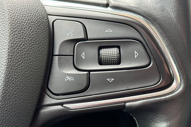 Used 2023 Buick Envision Essence FWD image 39