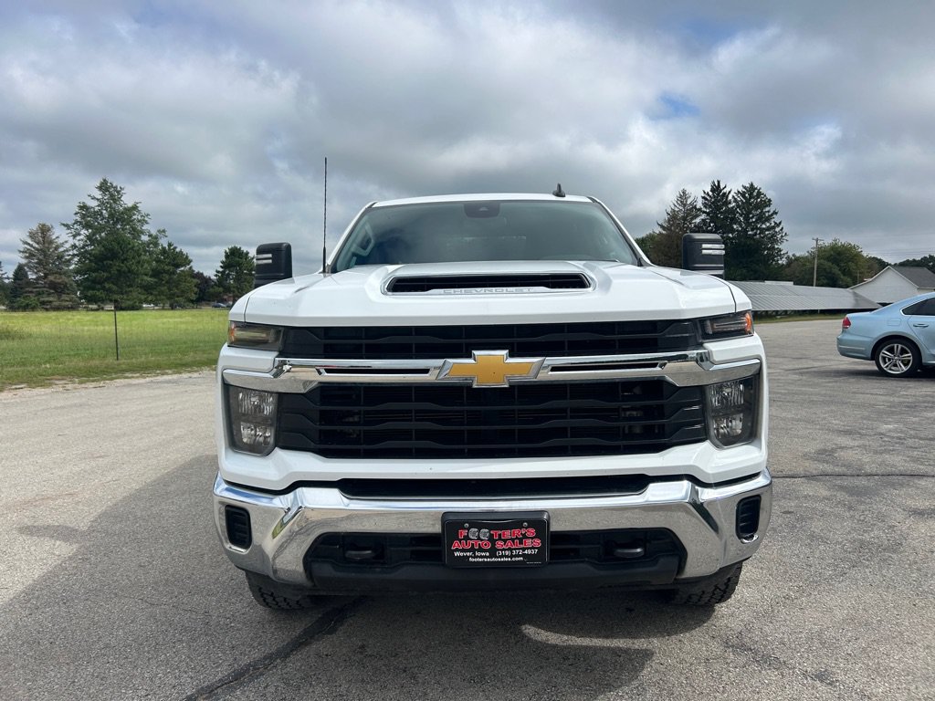Used 2024 Chevrolet Silverado 2500 LT AWD/4WD image 2