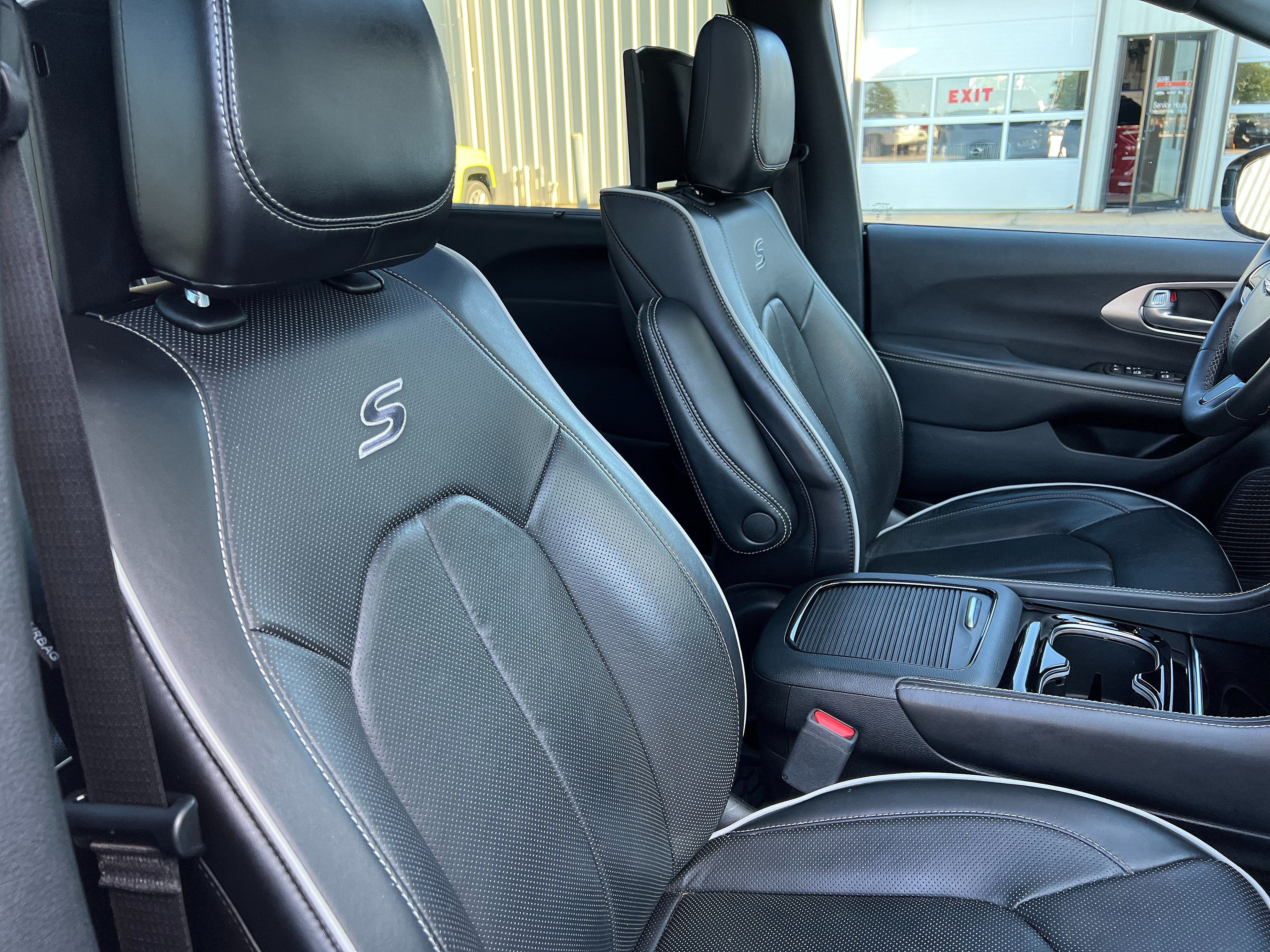 Used 2024 Chrysler Pacifica Limited w/ Uconnect Theater Family Group AWD/4WD image 28