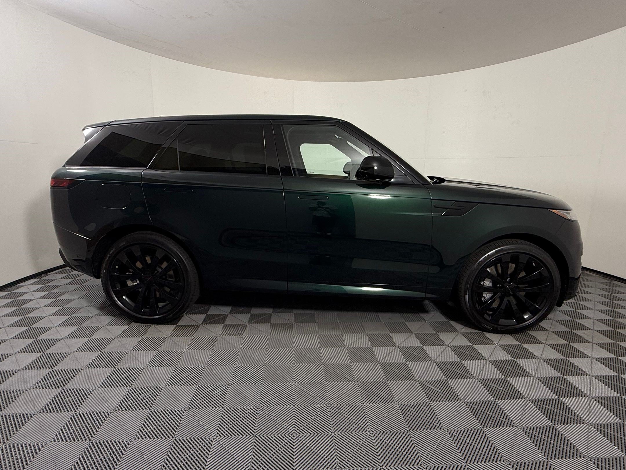 New 2026 Land Rover Range Rover Sport Dynamic SE AWD/4WD image 8