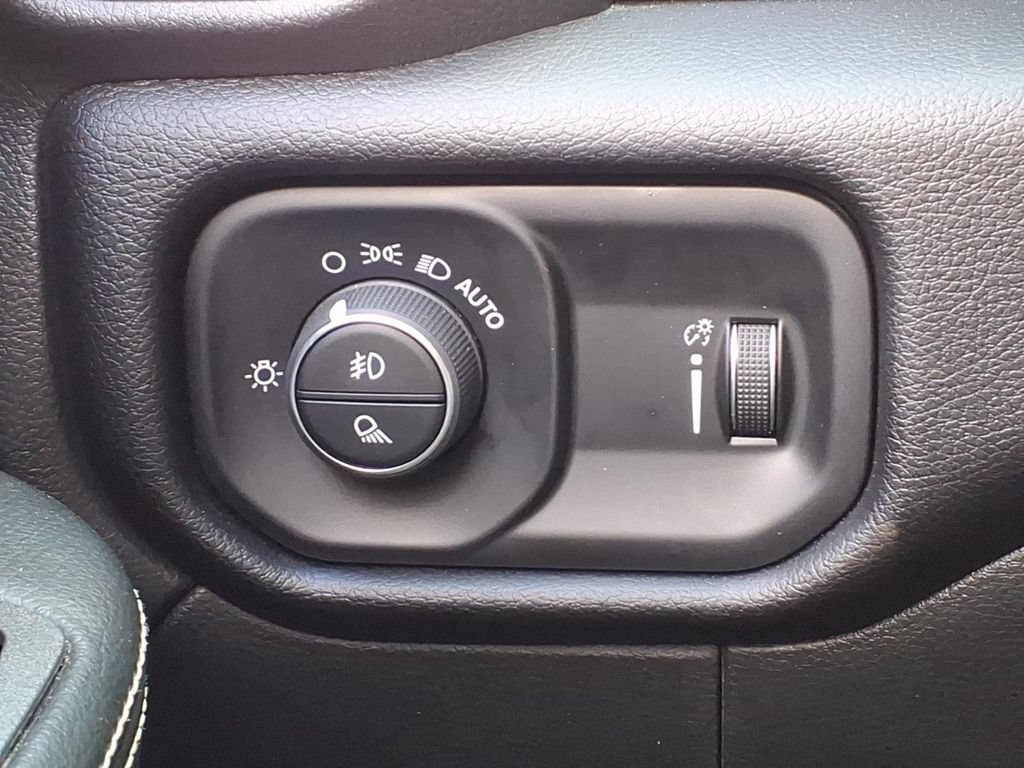 Used 2025 RAM 2500 Big Horn AWD/4WD image 32
