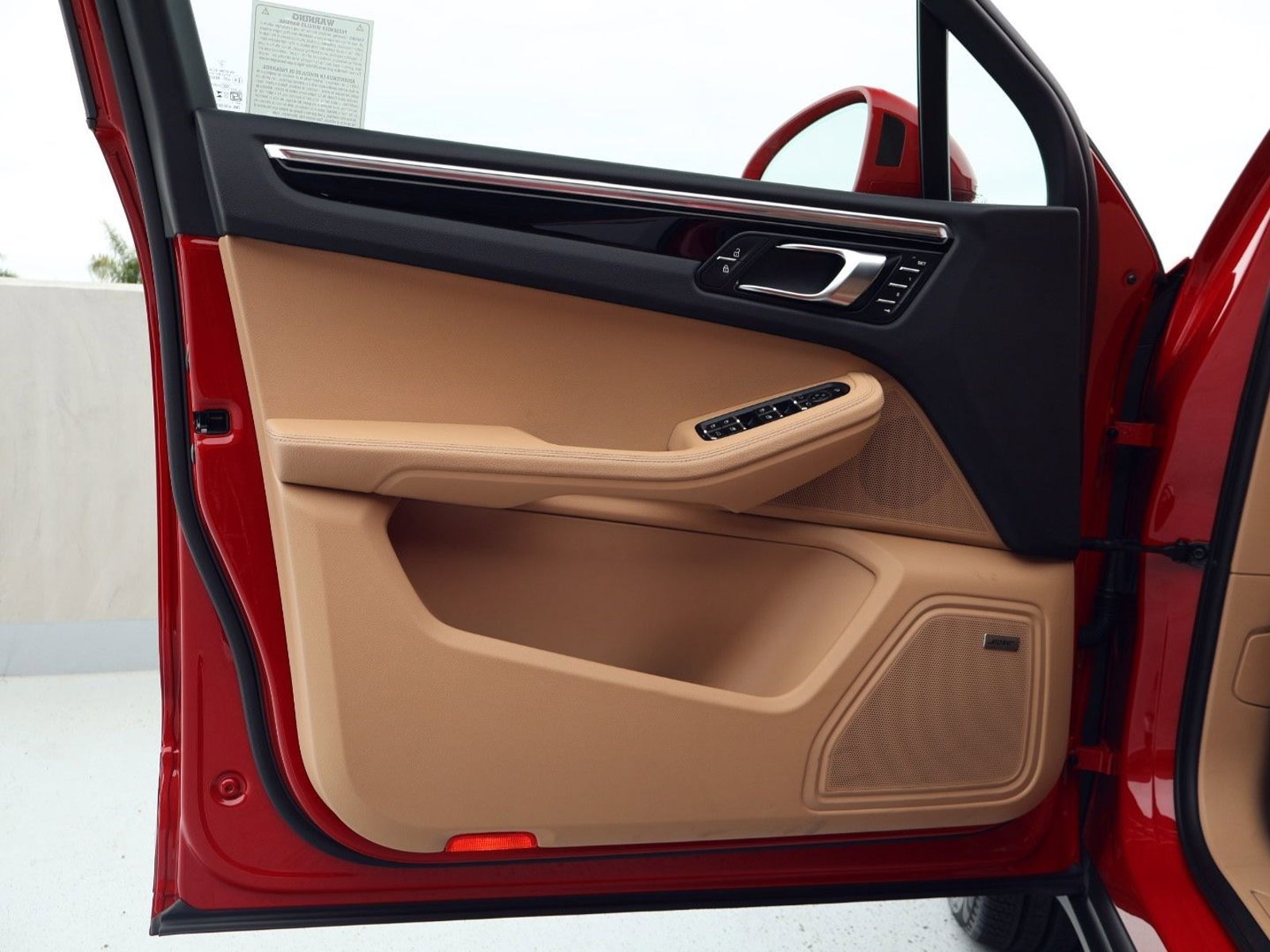 Certified 2025 Porsche Macan AWD/4WD image 13