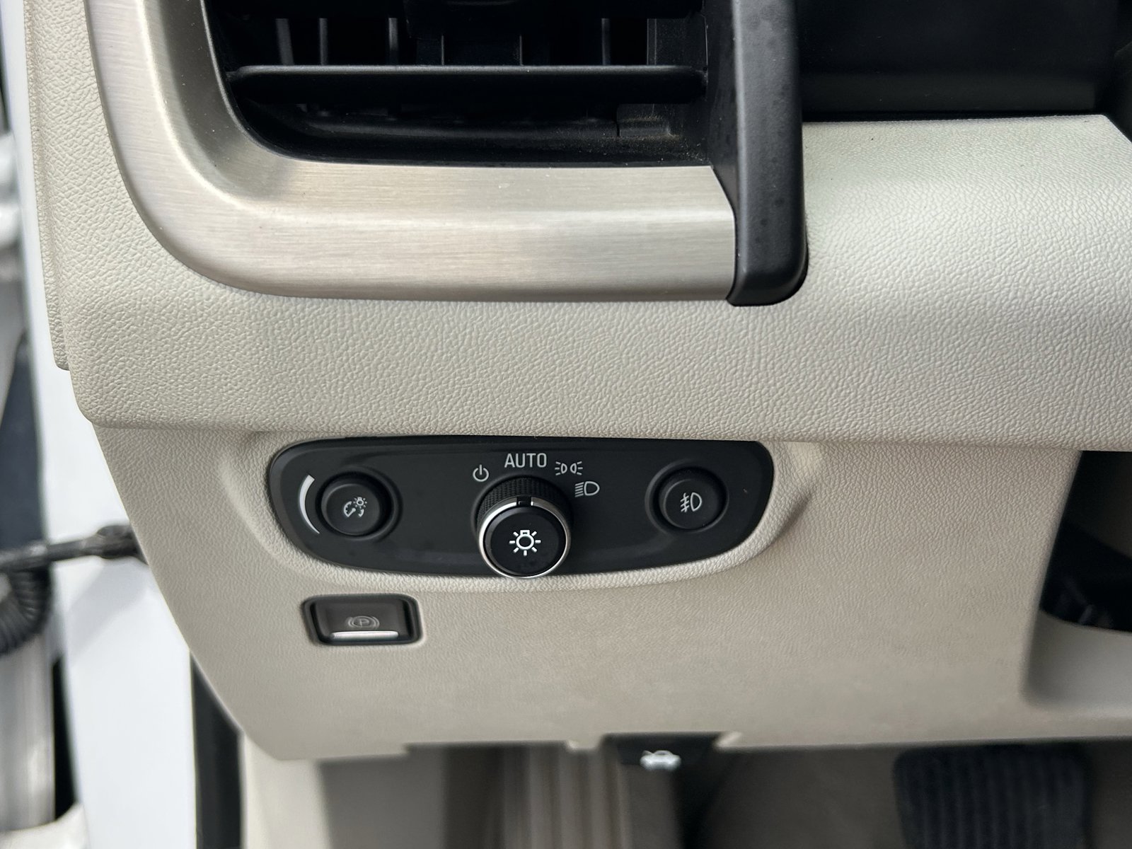 Used 2018 GMC Terrain Denali w/ Advanced Safety Package image 33