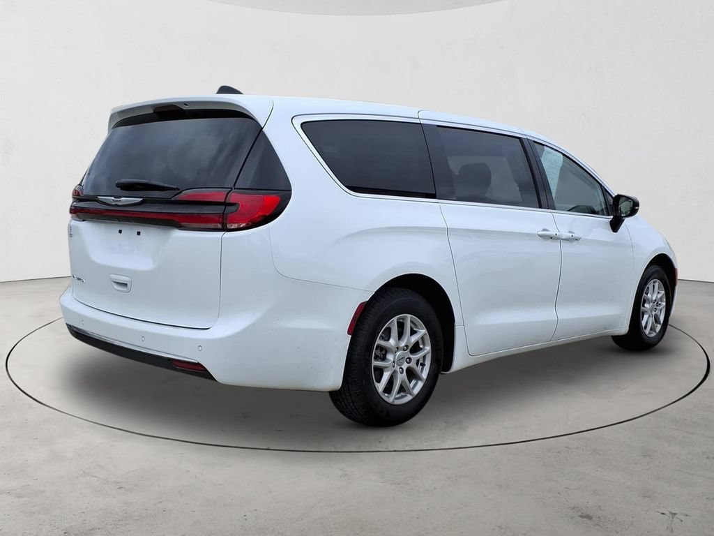 Used 2024 Chrysler Pacifica Touring-L FWD image 5