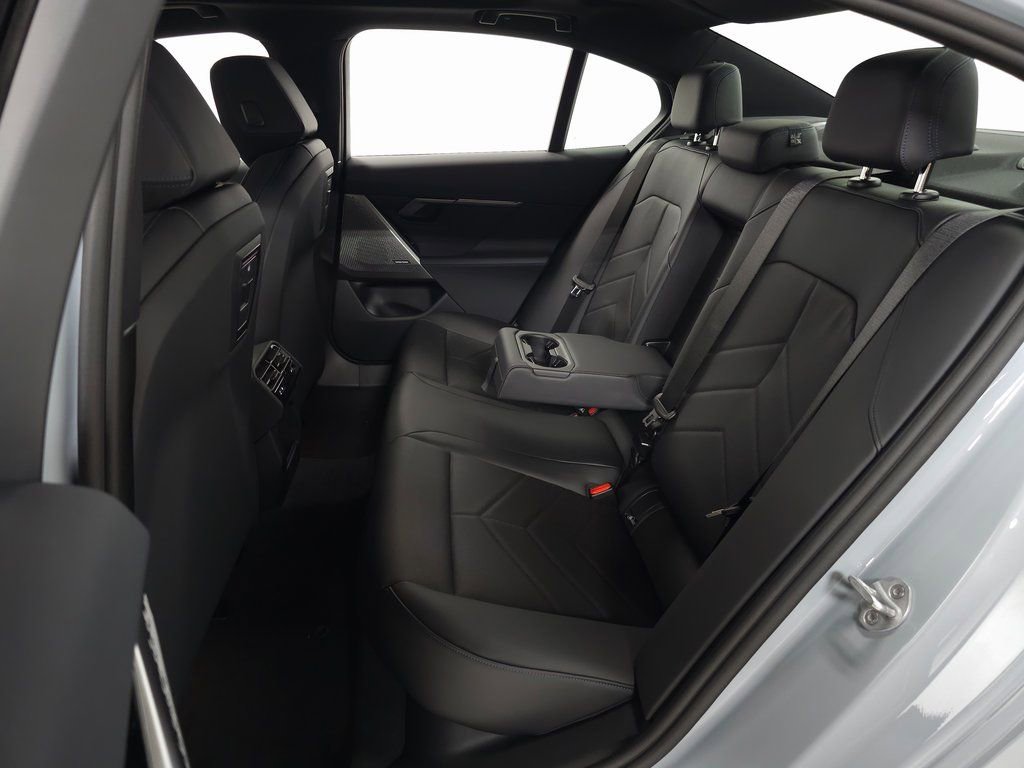 Used 2026 BMW 550e xDrive w/ Premium Package image 32