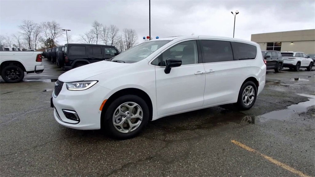 Certified 2024 Chrysler Pacifica Limited image 4