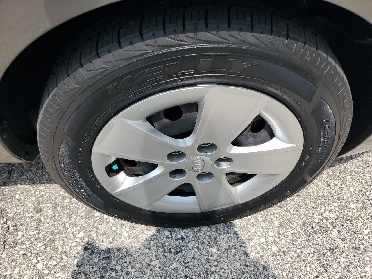 Used 2009 Kia Rondo LX image 18