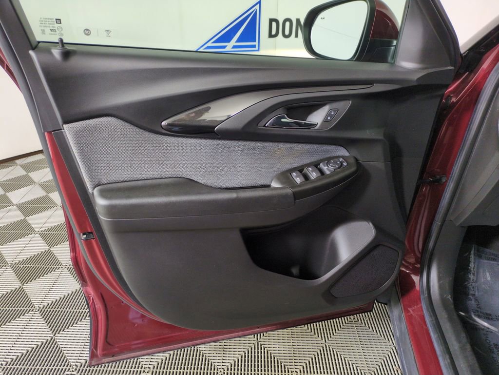 Used 2022 Chevrolet TrailBlazer LT w/ Convenience Package FWD image 13