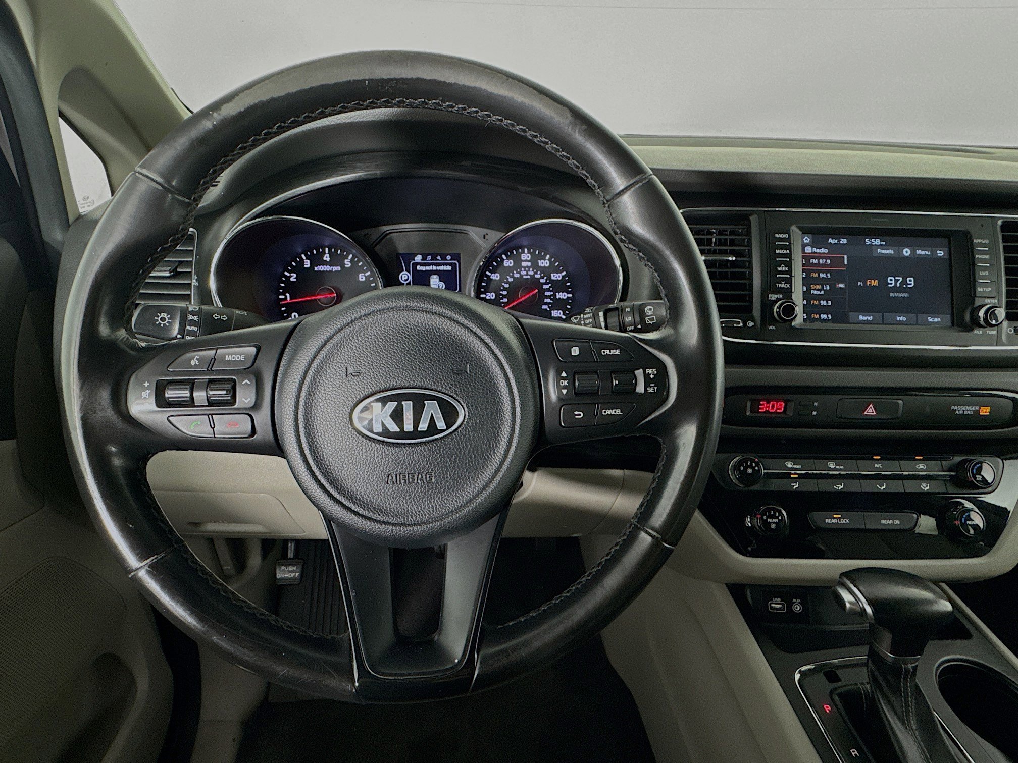 Used 2018 Kia Sedona LX w/ LX Essentials Premium Package FWD image 11
