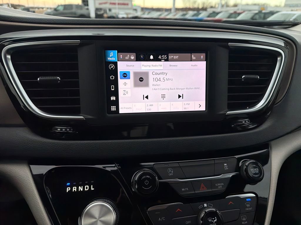 Used 2022 Chrysler Voyager LX image 18