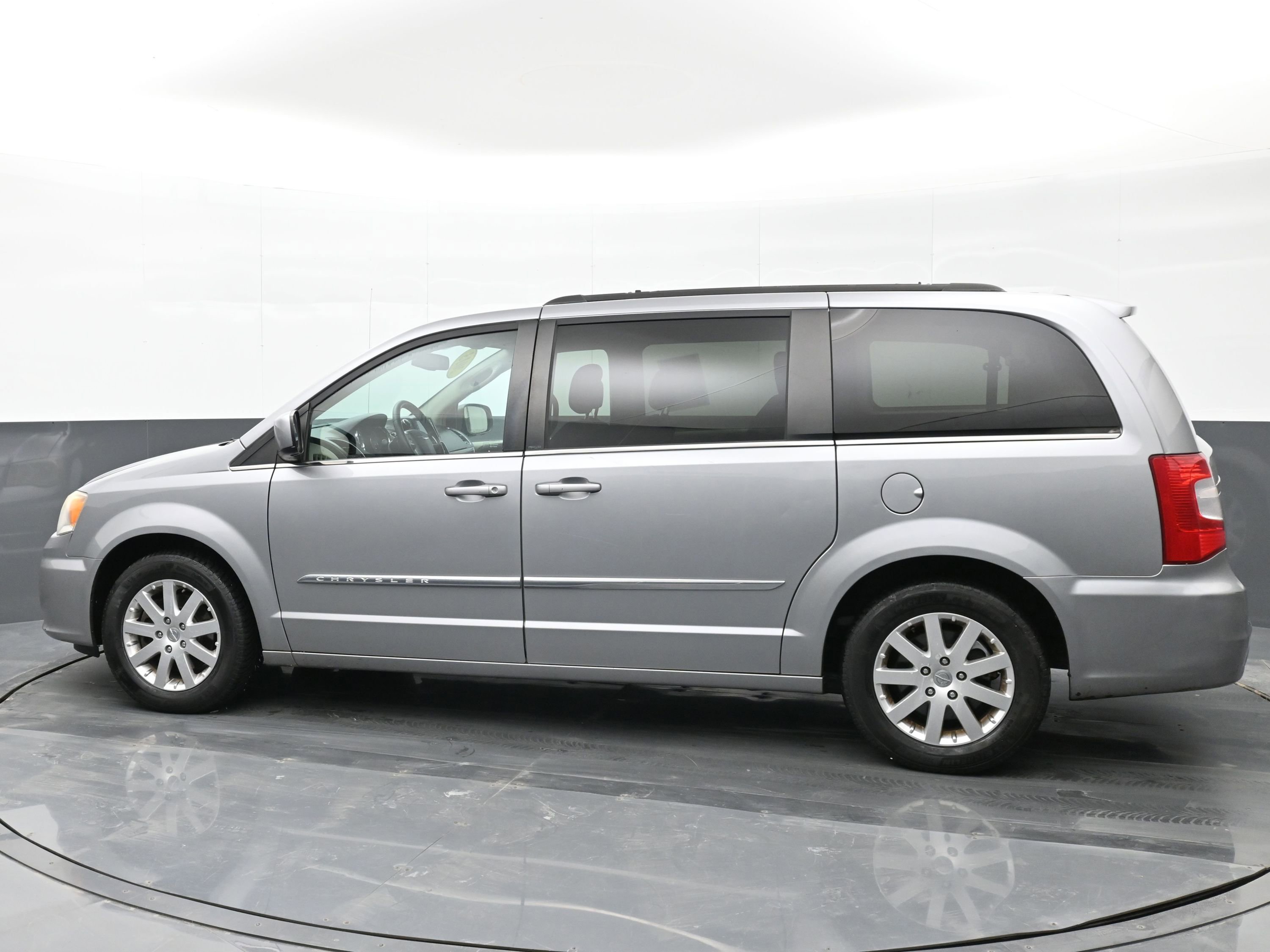 Used 2013 Chrysler Town & Country Touring image 5