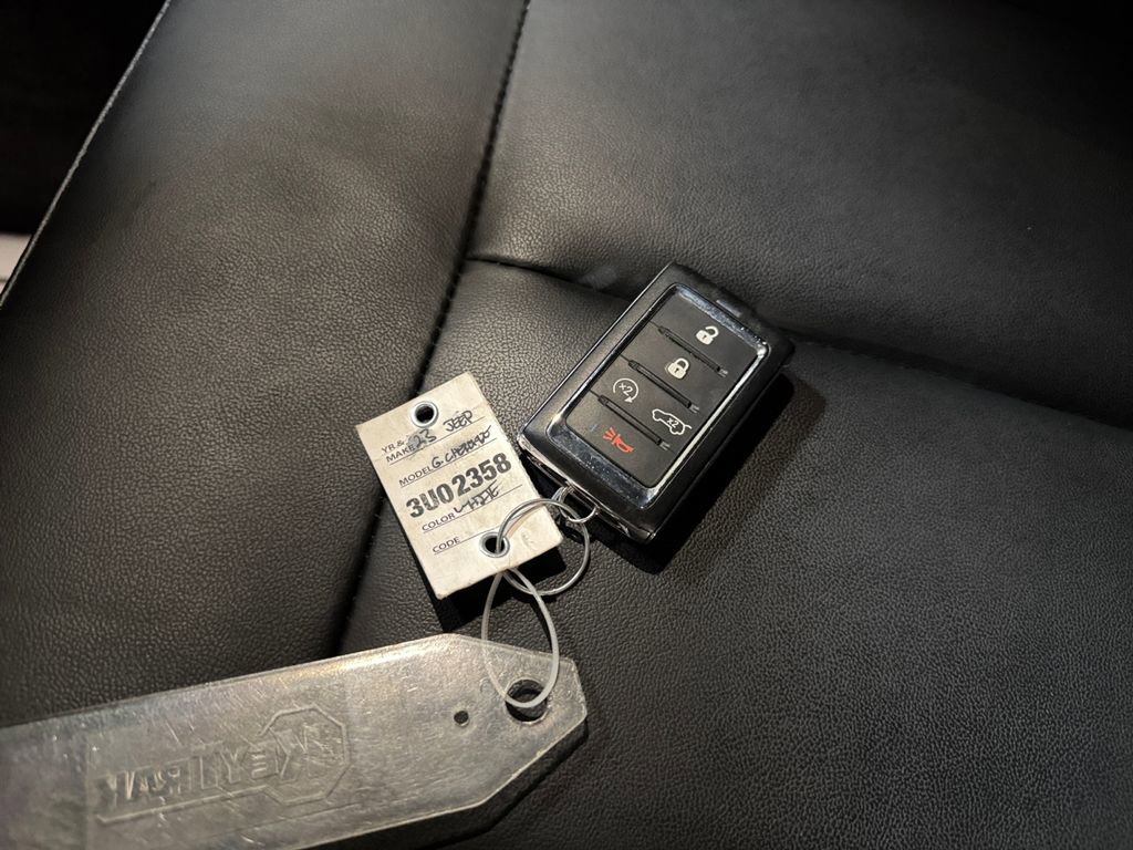 Used 2023 Jeep Grand Cherokee Limited w/ Black Appearance Package image 32