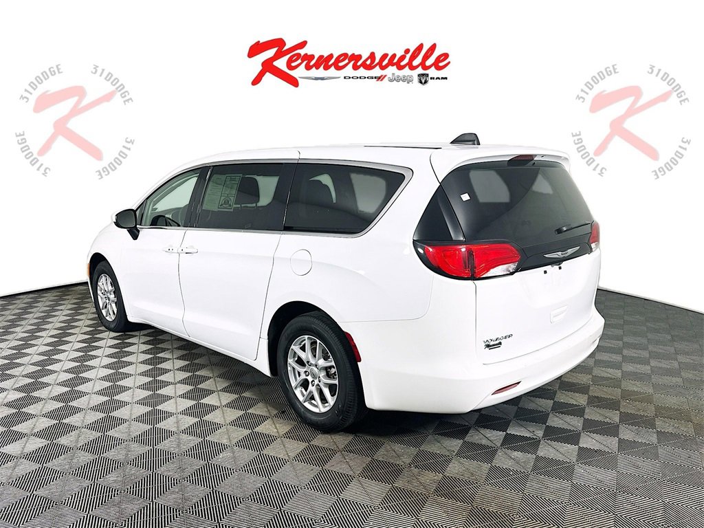 Used 2023 Chrysler Voyager LX image 5