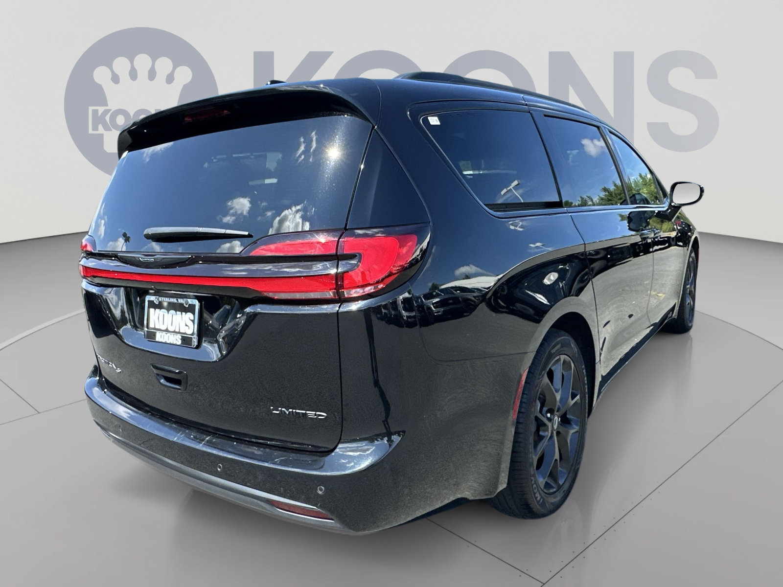 Used 2025 Chrysler Pacifica Limited FWD image 16