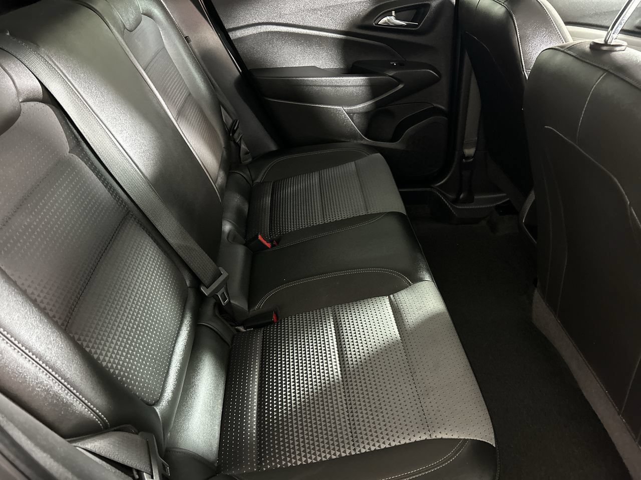 Used 2025 Chevrolet Trax LT FWD image 25